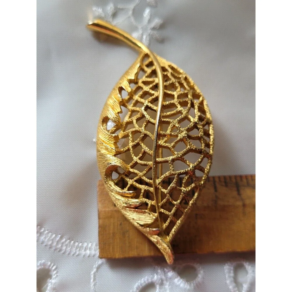 MAMSELLE Filigree Leaf Brooch Pin Textured Elvish Vintage Goldtone